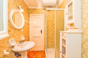 Apartment, 1 Bedroom | Bathroom | Shower, hair dryer, towels