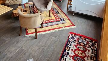 Phòng đôi có tầm nhìn toàn cảnh | Nệm Select Comfort, bàn, khu vực làm việc phù hợp cho laptop