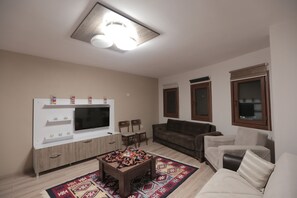 Appartement luxueux, 2 chambres | Aire de séjour | Téléviseur à DEL de 105 cm avec télévision par satellite