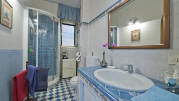 Apartment, 1 Bedroom | Bathroom | Shower, hair dryer, towels