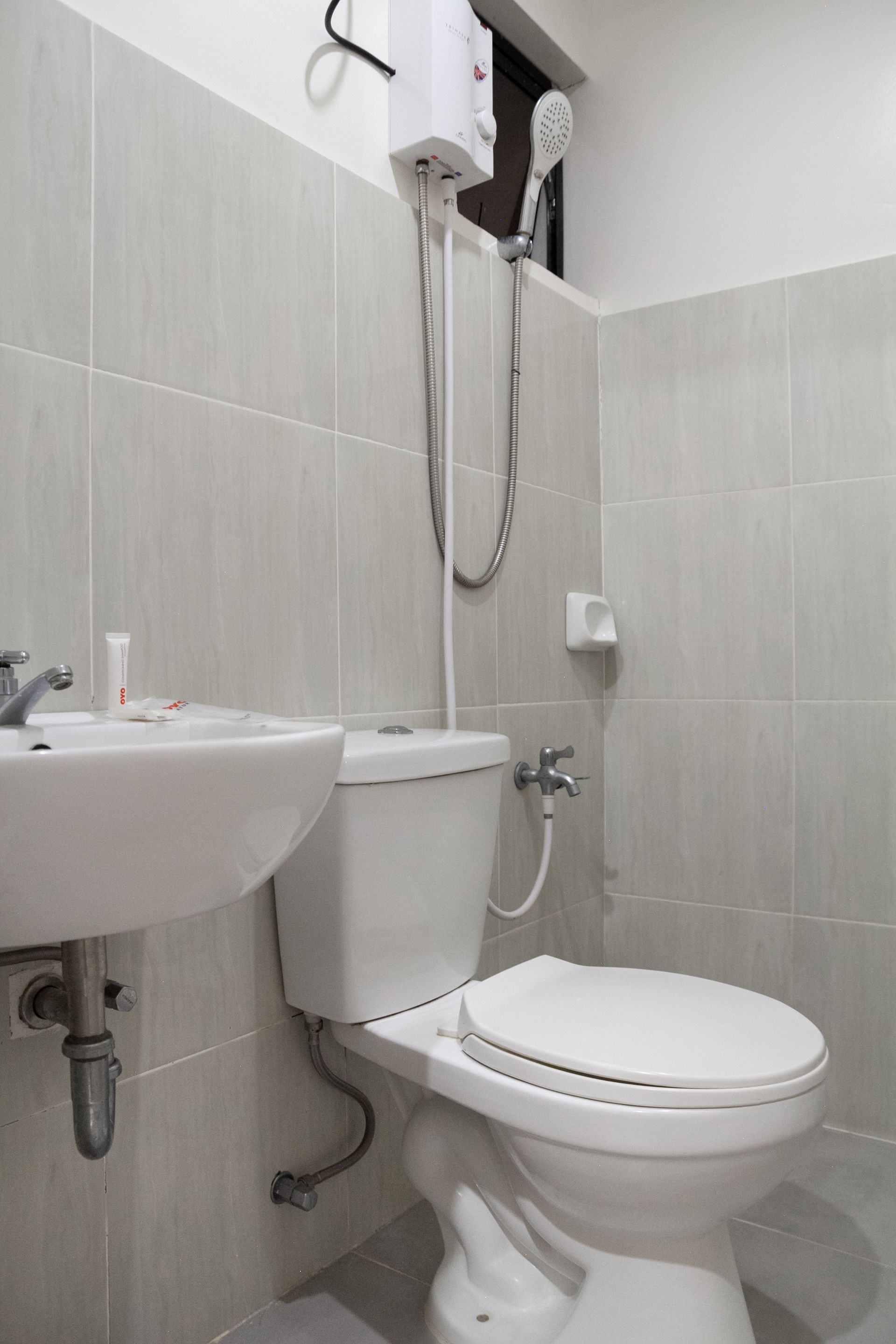 standard single room | bathroom | shower, bidet, towels