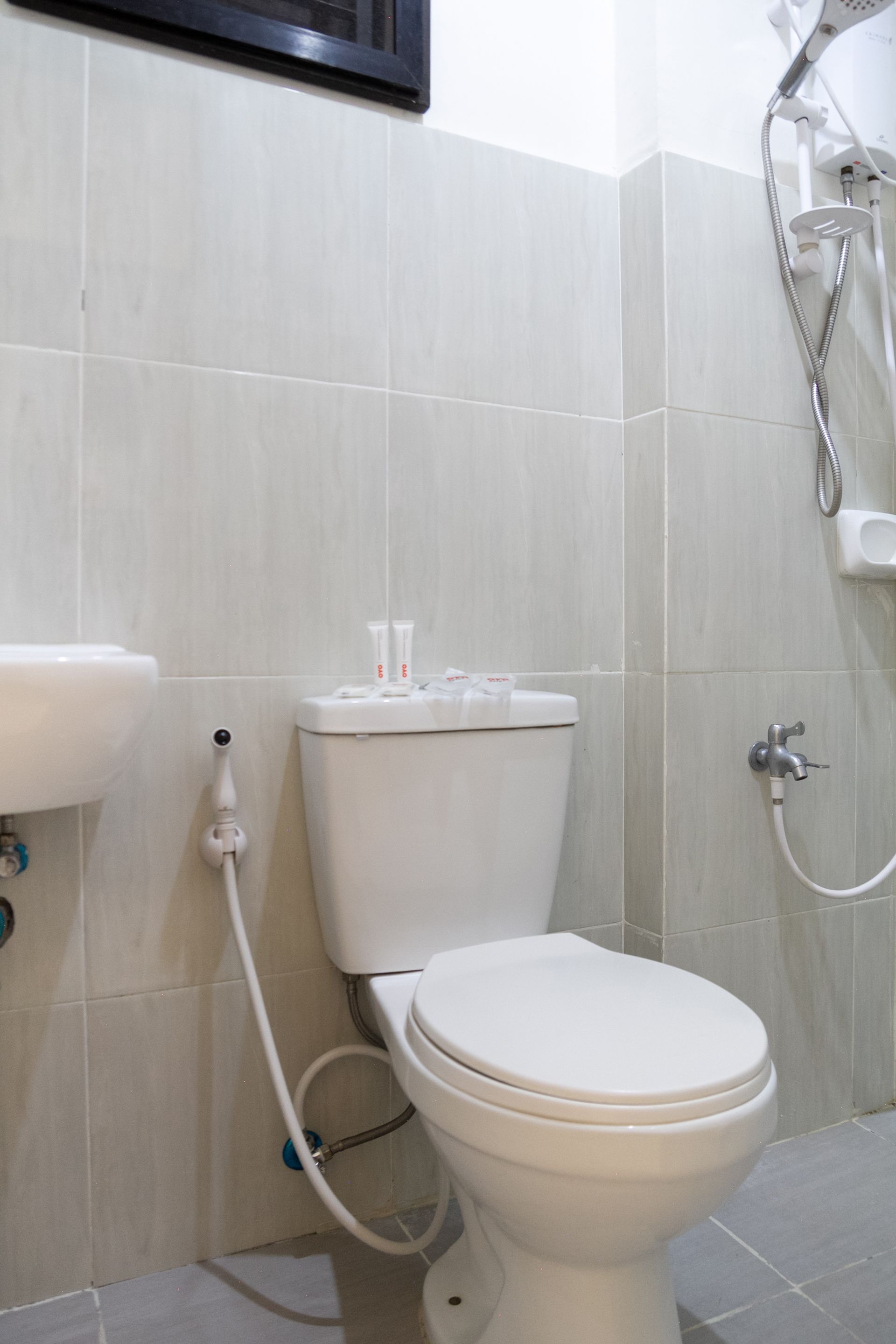 shower, bidet, towels