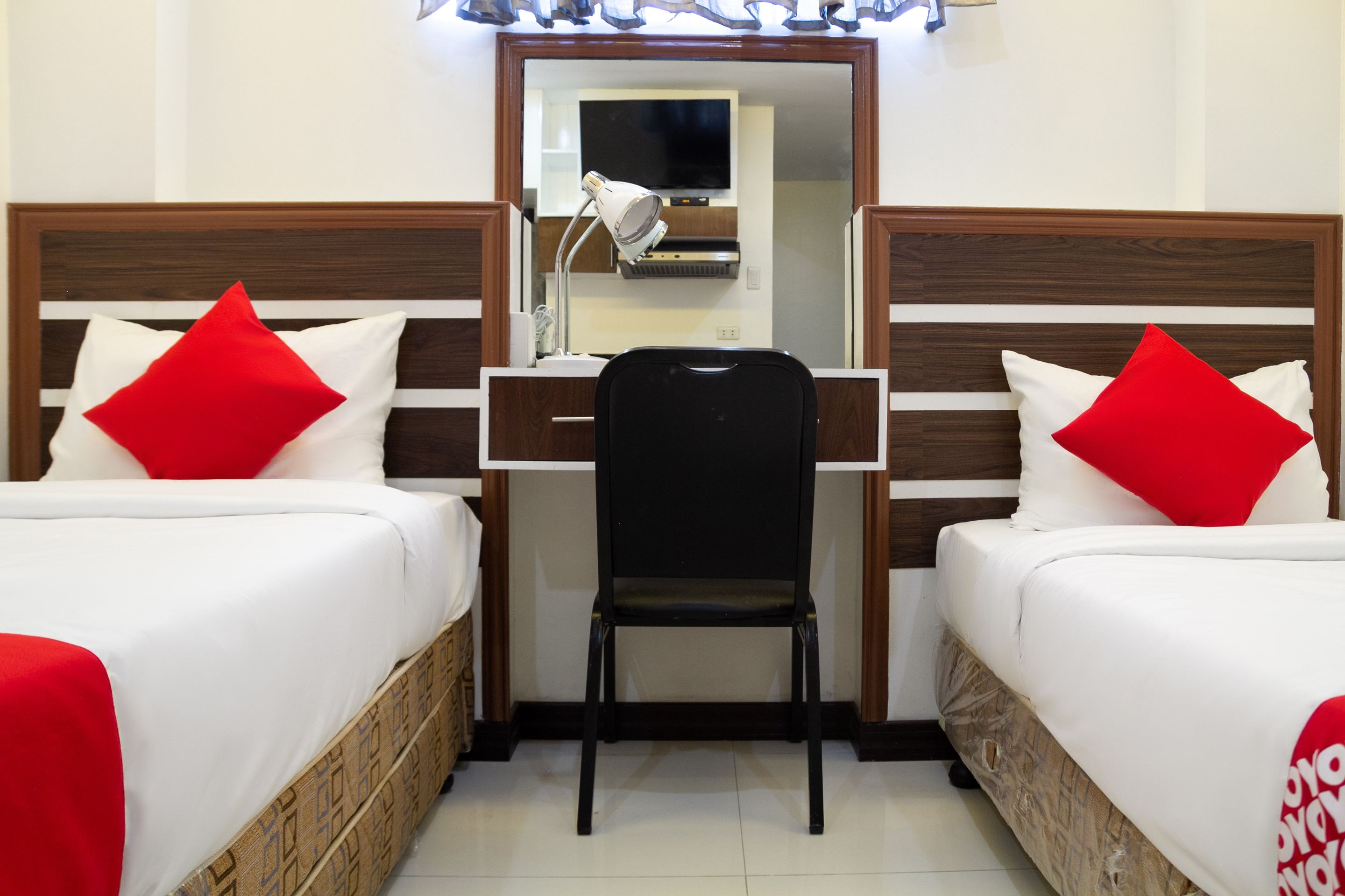 deluxe twin room | free wifi, bed sheets