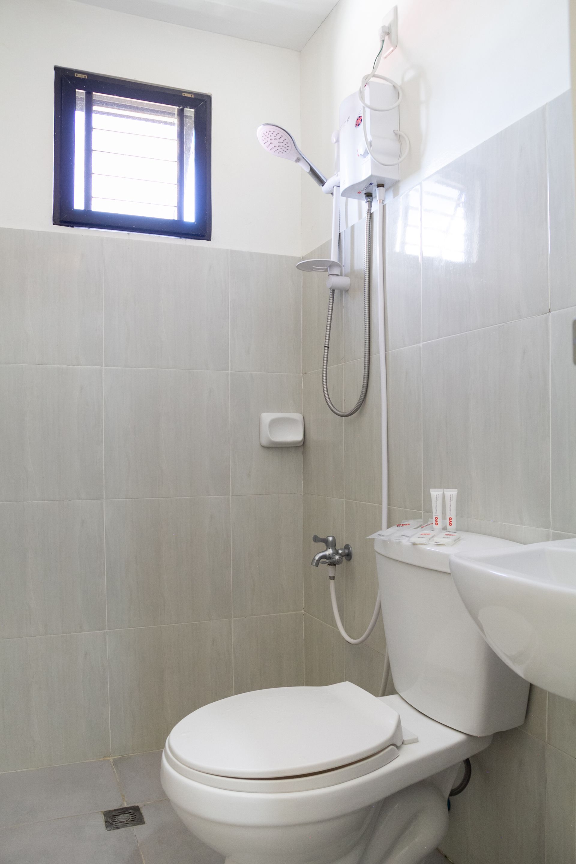 shower, bidet, towels