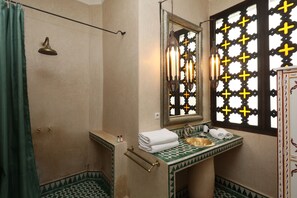 Habitació doble o amb dos llits individuals, vistes al pati | Lavabo
