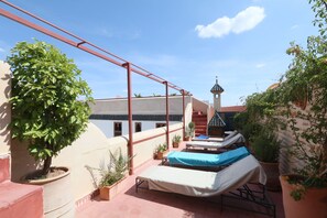 Outdoor dining - Riad Zineb (Marrakech)