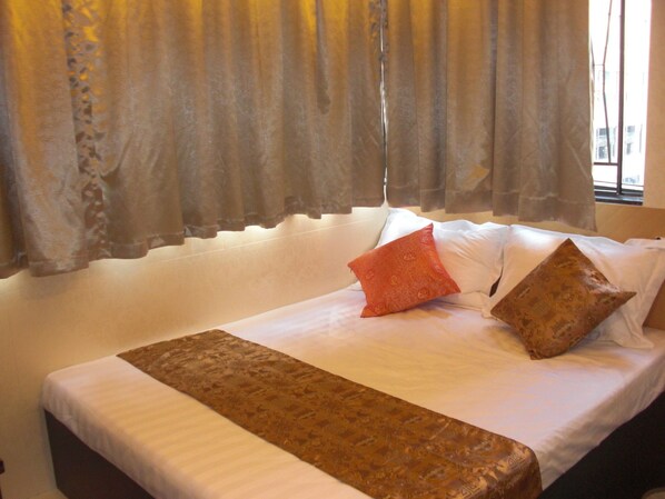 Double Room | Free WiFi, bed sheets - Dynasty Commercial Hotel (Kowloon)