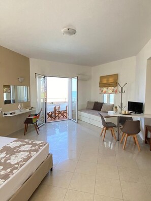 In-room safe, desk, soundproofing, iron/ironing board - Nautica Hotel Apartments (Rethymno)