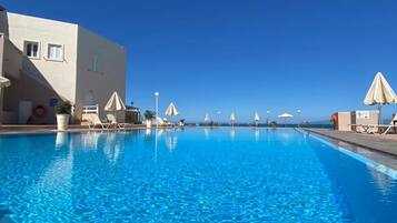 Outdoor pool, pool umbrellas, sun loungers