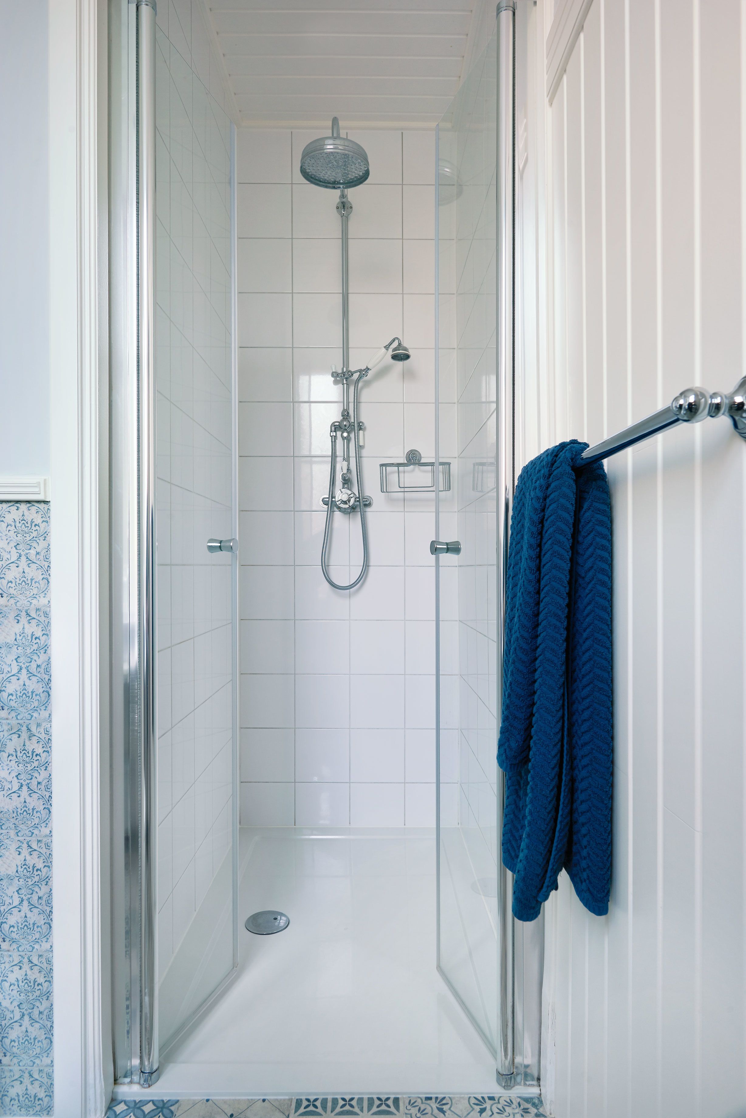 Deluxe Double Room, 1 King Bed, Ensuite | Bathroom shower