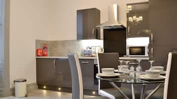 Luxury Apartment, 2 Bedrooms | Private kitchen | Electric kettle