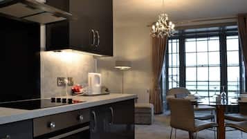 Luxury Apartment, 1 King Bed, Sea View | Private kitchen | Electric kettle