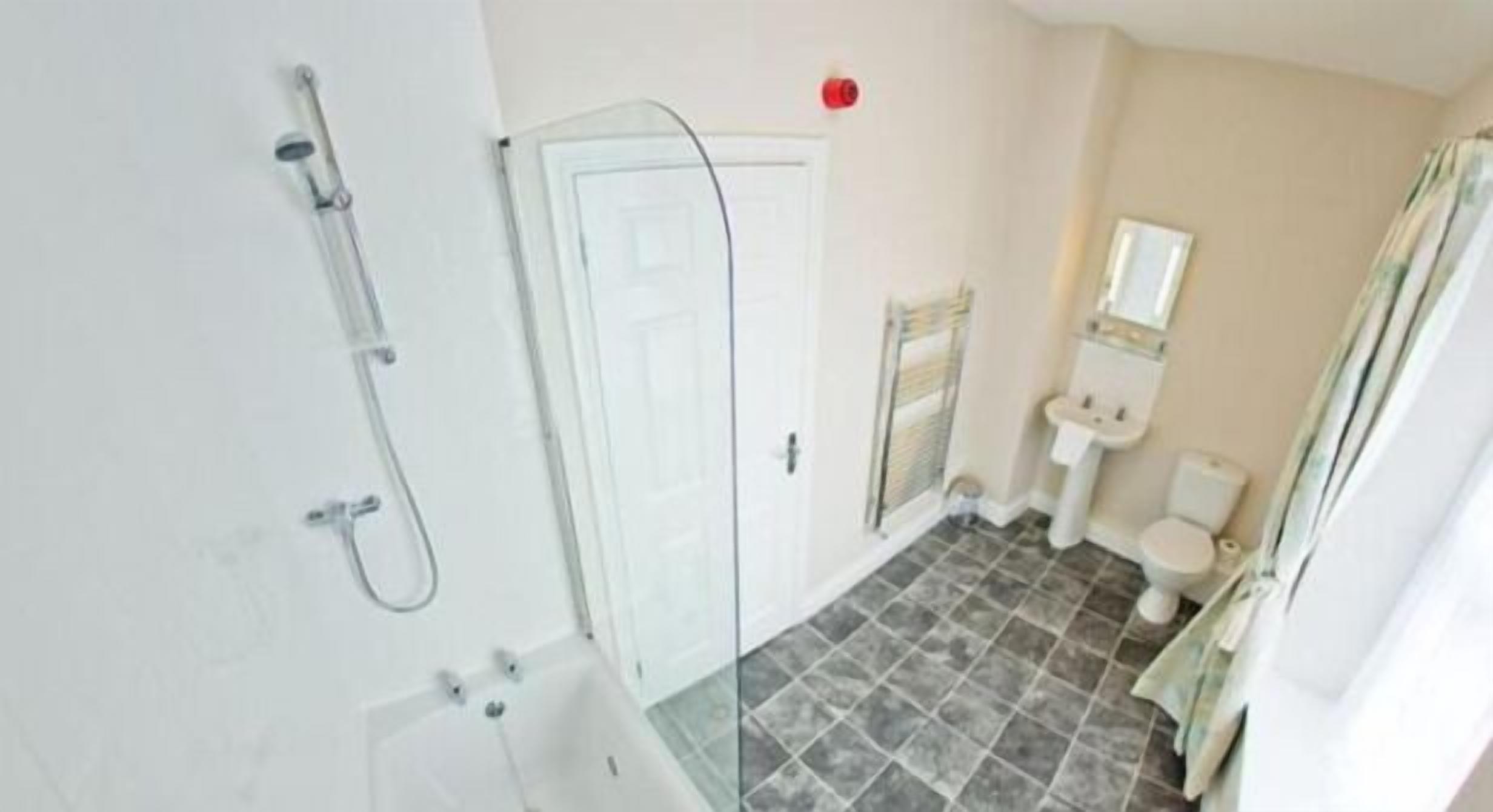 Un bagno con doccia, WC e lavabo.