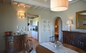 Apartamento, 3 quartos | Opções para refeição no quarto