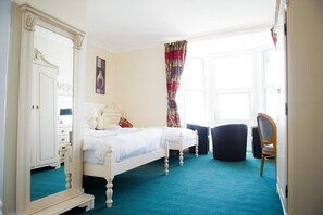 办公桌、免费 WiFi、床单