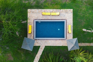Bar en milieu de piscine