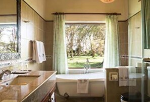Baignoire et douche séparées, baignoire relaxante profonde
