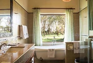 Baignoire et douche séparées, baignoire relaxante profonde