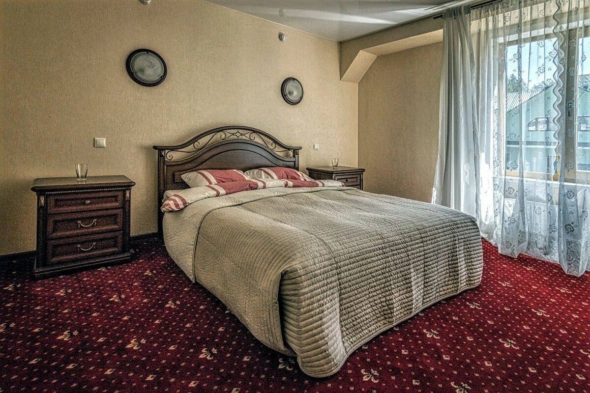 Suite superior | Minibar, escriptori i planxa i posts de planxar