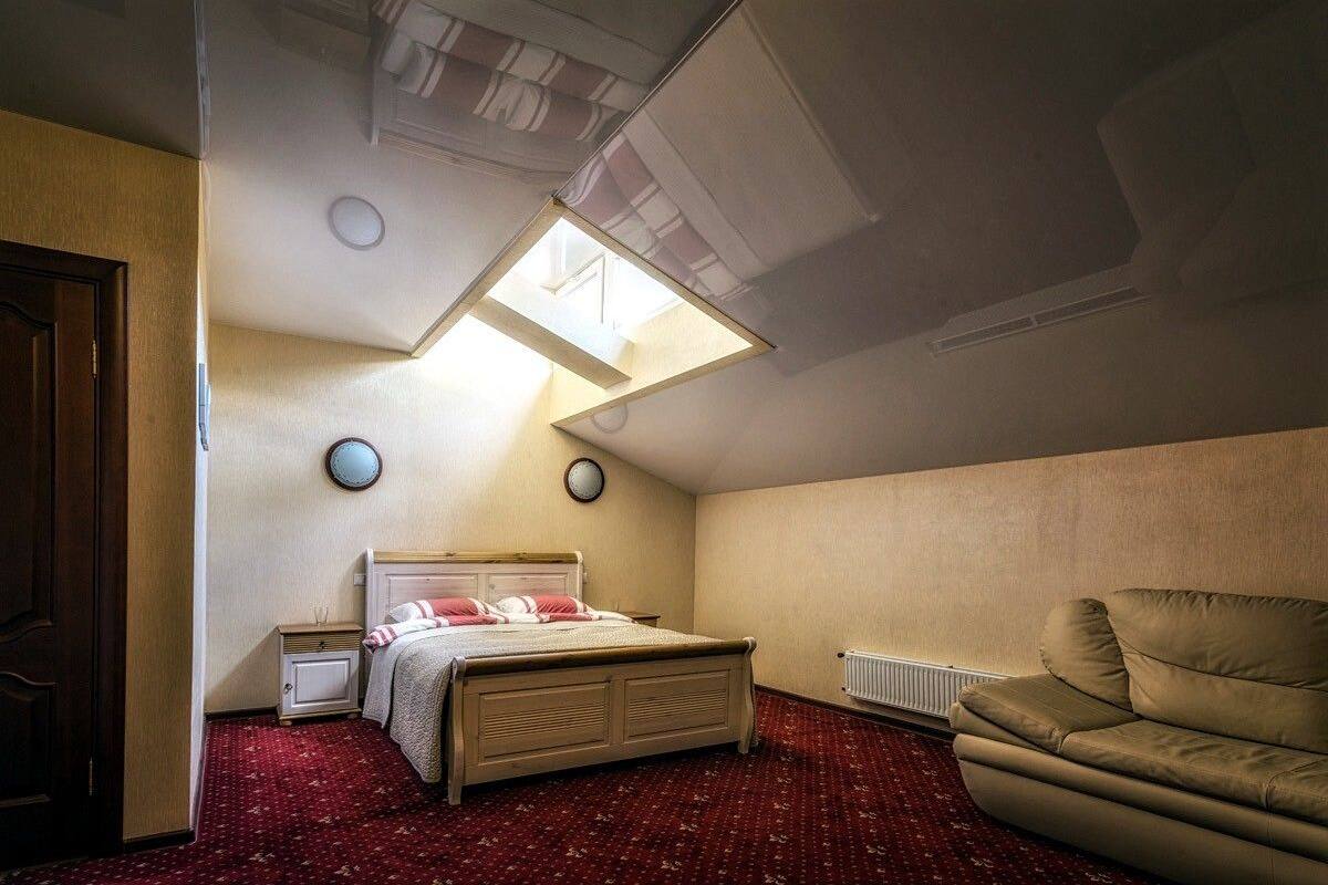 Minibar, escriptori i planxa i posts de planxar