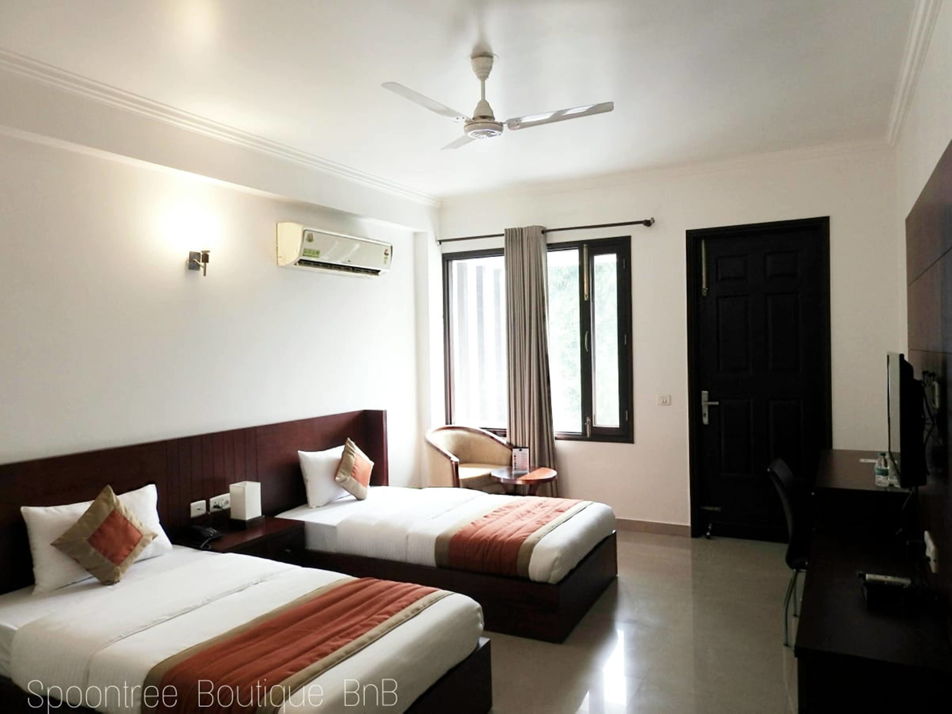 Deluxe Single Room | Desk