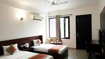 Deluxe Single Room | Desk