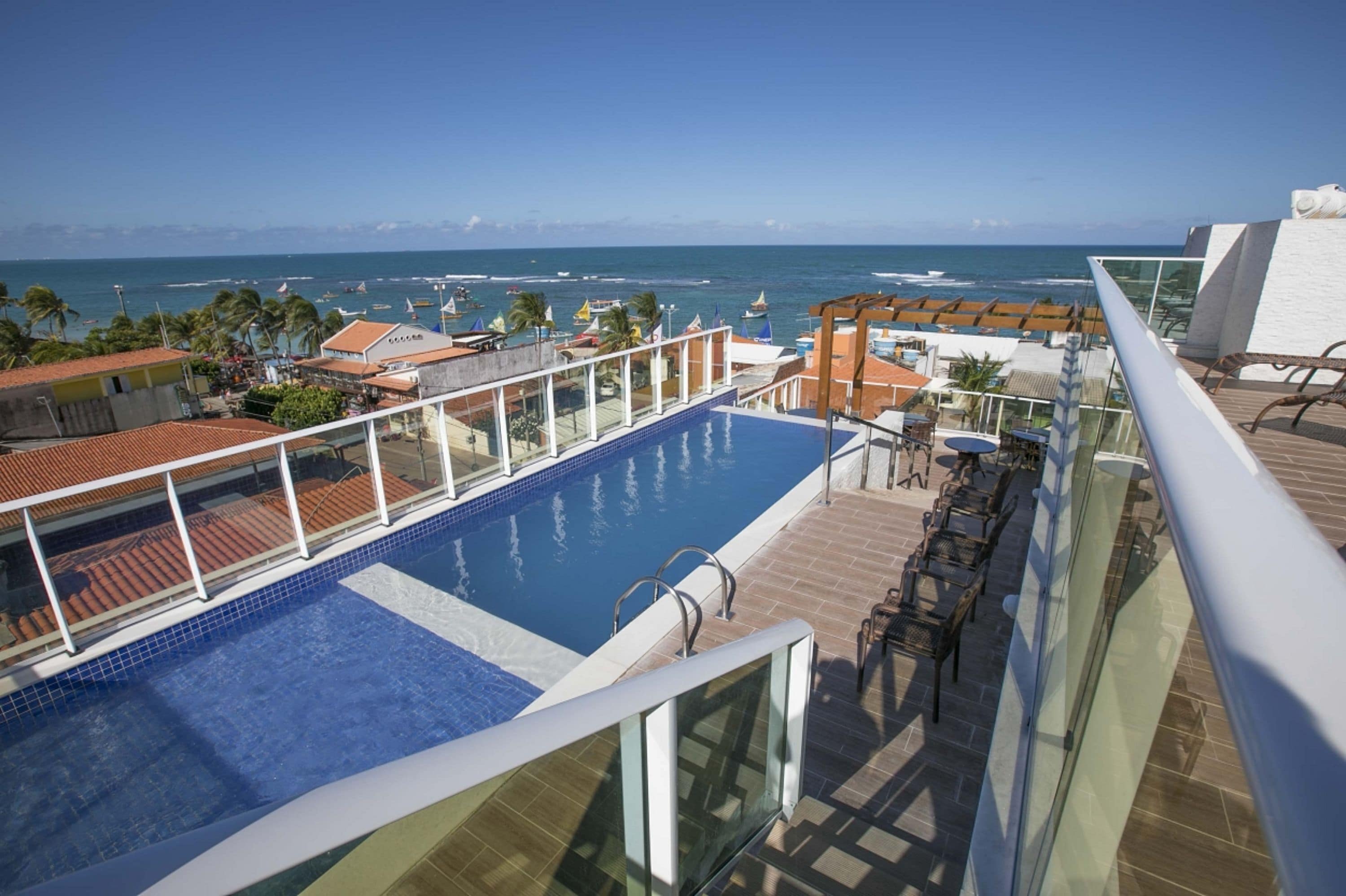 Ulkouima-allas, aurinkotuoleja