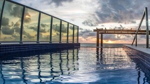 Kolam renang terbuka, kerusi lepak pantai 