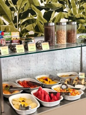 Serveert ontbijt, lunch en diner