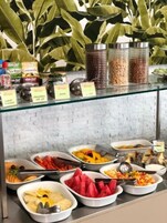 Melayani sarapan, makan siang, dan makan malam