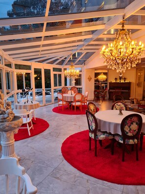 包含每日自助早餐