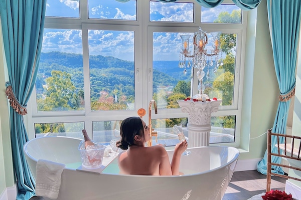 Chambre Double « Premier », cheminée, vue montagne (Monaco) | Vue de la chambre