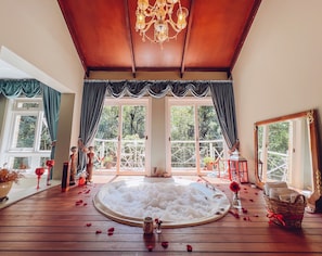 Honeymoon Studio Suite, 1 Queen Bed, Fireplace (Bordeaux) | Egyptian cotton sheets, premium bedding, minibar, individually decorated - Le Boutique Hotel Gramado - Exclusivo para Casais (Gramado)