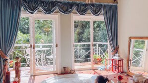 A room with a large window, a bathtub, and a dining table. - Le Boutique Hotel Gramado - Exclusivo para Casais (Gramado)