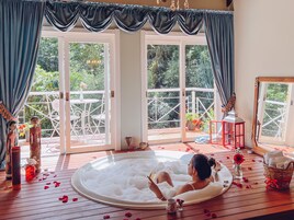 Honeymoon Studio Suite, 1 Katil Ratu (Queen), Fireplace (Bordeaux) | Pemandangan dari bilik