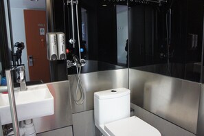 Shower, free toiletries, hair dryer, slippers - Ocean Inn (Kowloon)