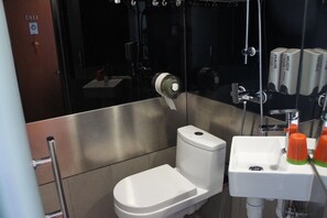 Shower, free toiletries, hair dryer, slippers - Ocean Inn (Kowloon)