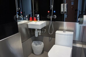 Dusch, gratis toalettartiklar, hårtork och tofflor
