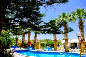 Piscina externa sazonal, funciona das 9h às 21h, guarda-sóis