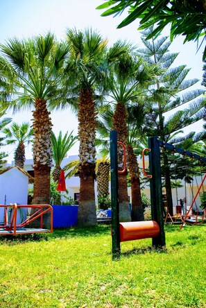 Lasten leikkialue ulkona