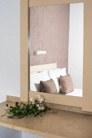 Standard-studio (Triple) | Työpöytä, silitysrauta/-lauta, ilmaiset vauvansängyt, vuodevaatteet