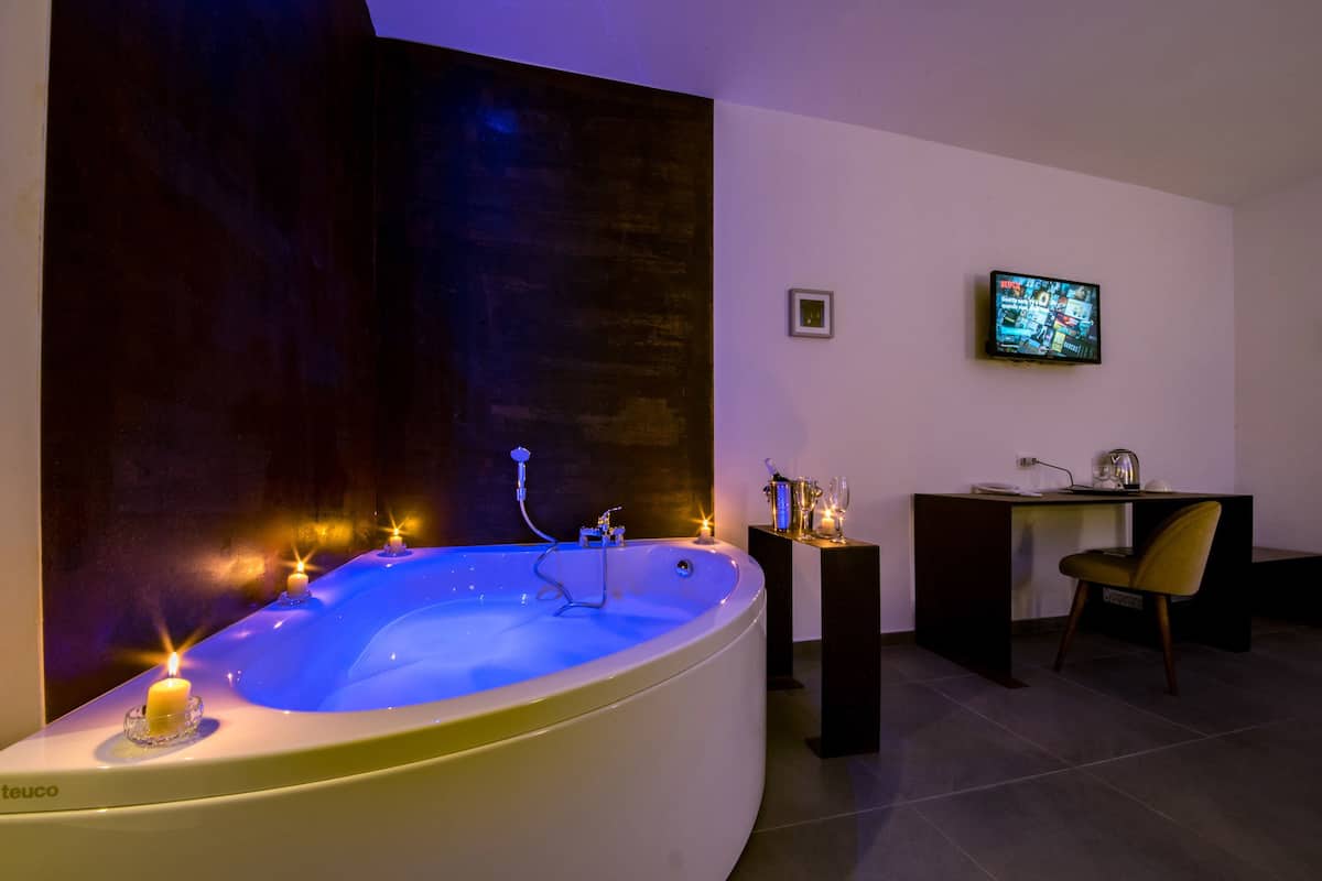 Royal Suite, 1 Queen Bed with Sofa bed, Private Bathroom | Deep soaking bathtub