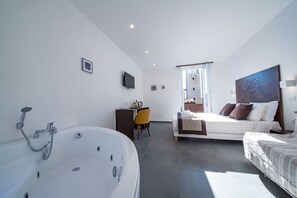 皇室套房, 1 張加大雙人床及 1 張梳化床, 私人浴室 | 按摩浴缸