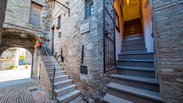 A narrow alleyway with a stone building, a staircase, and a sign reading "VIA DEL MEDIO EVO". - Assisivm Antica Dimora AD (Assisi)