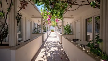 Standard Triple Room | Laptop workspace, soundproofing, free WiFi, bed sheets