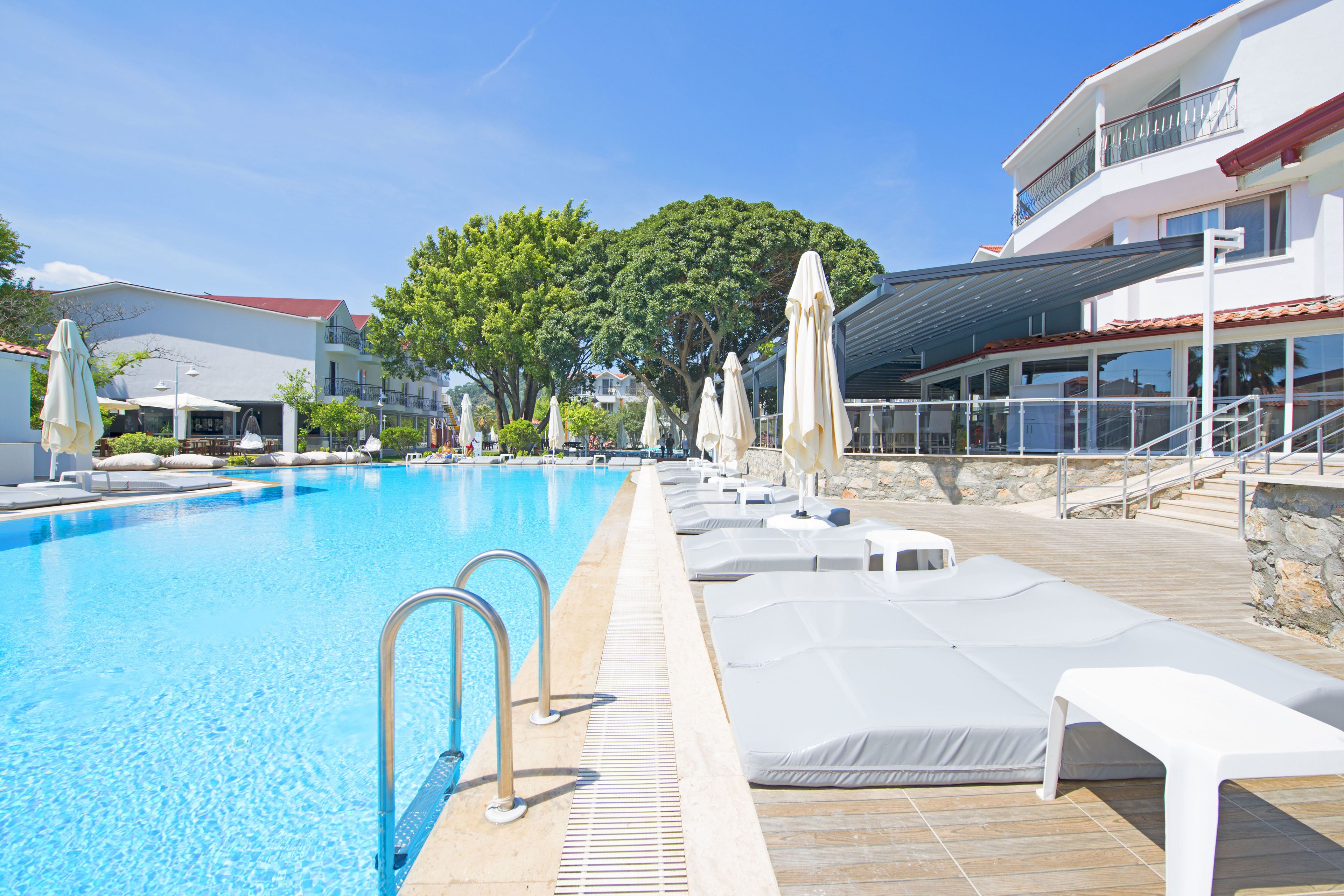 Indoor pool, 3 outdoor pools