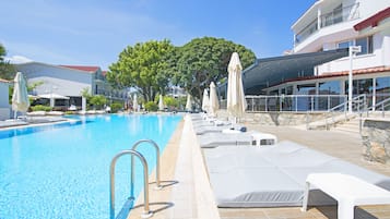 Indoor pool, 3 outdoor pools