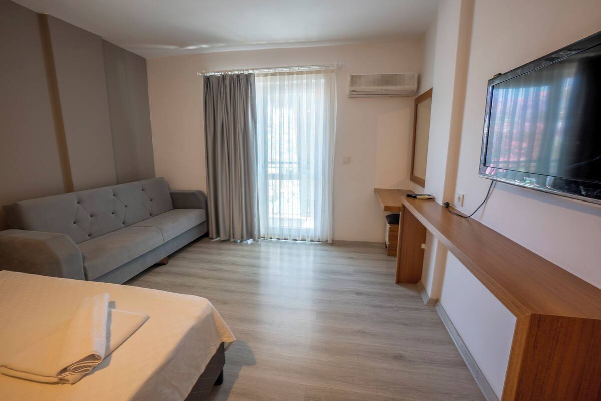 1 bedroom, laptop workspace, soundproofing, free WiFi