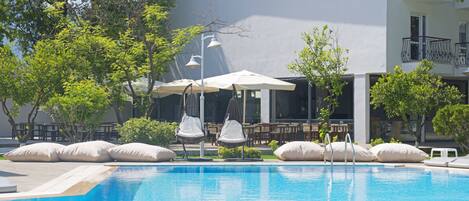 Alberca techada y 3 albercas al aire libre