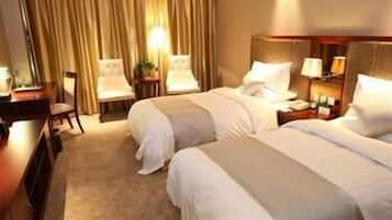 Twin Room | Minibar, in-room safe, desk, blackout drapes